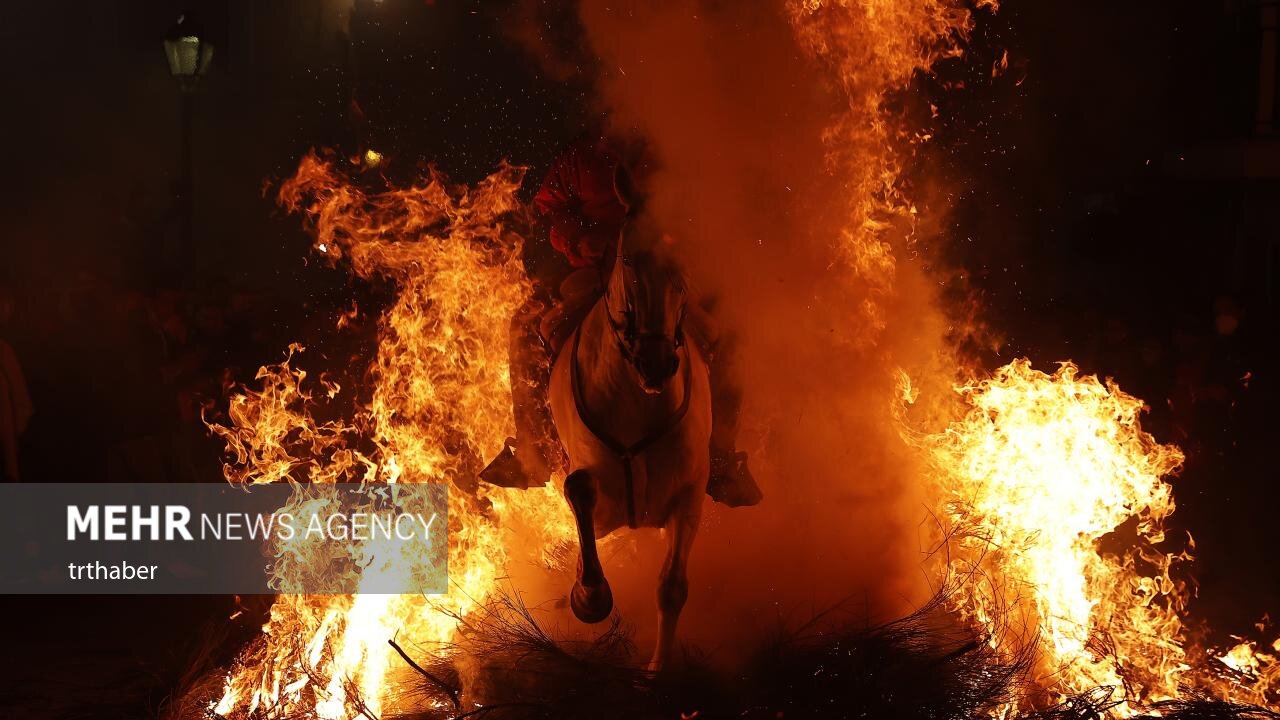عکس/ عبور با اسب از میان آتش در جشنواره‌ سنتی اسپانیا