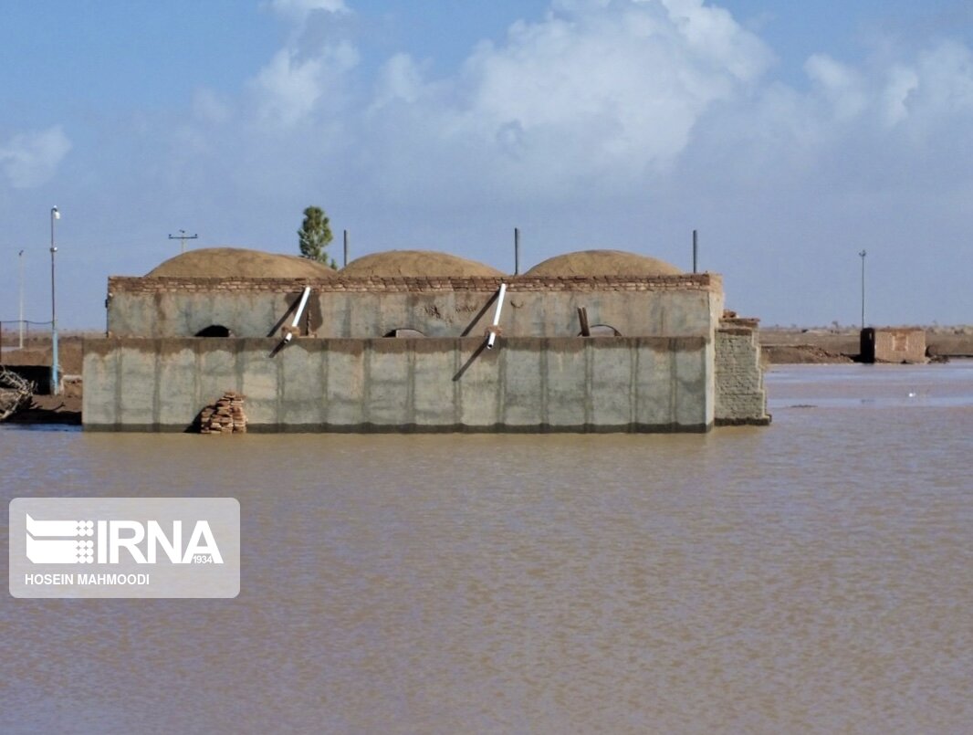 عکس/ آب گرفتگی شدید در مرکز شهر سه قلعه خراسان جنوبی
