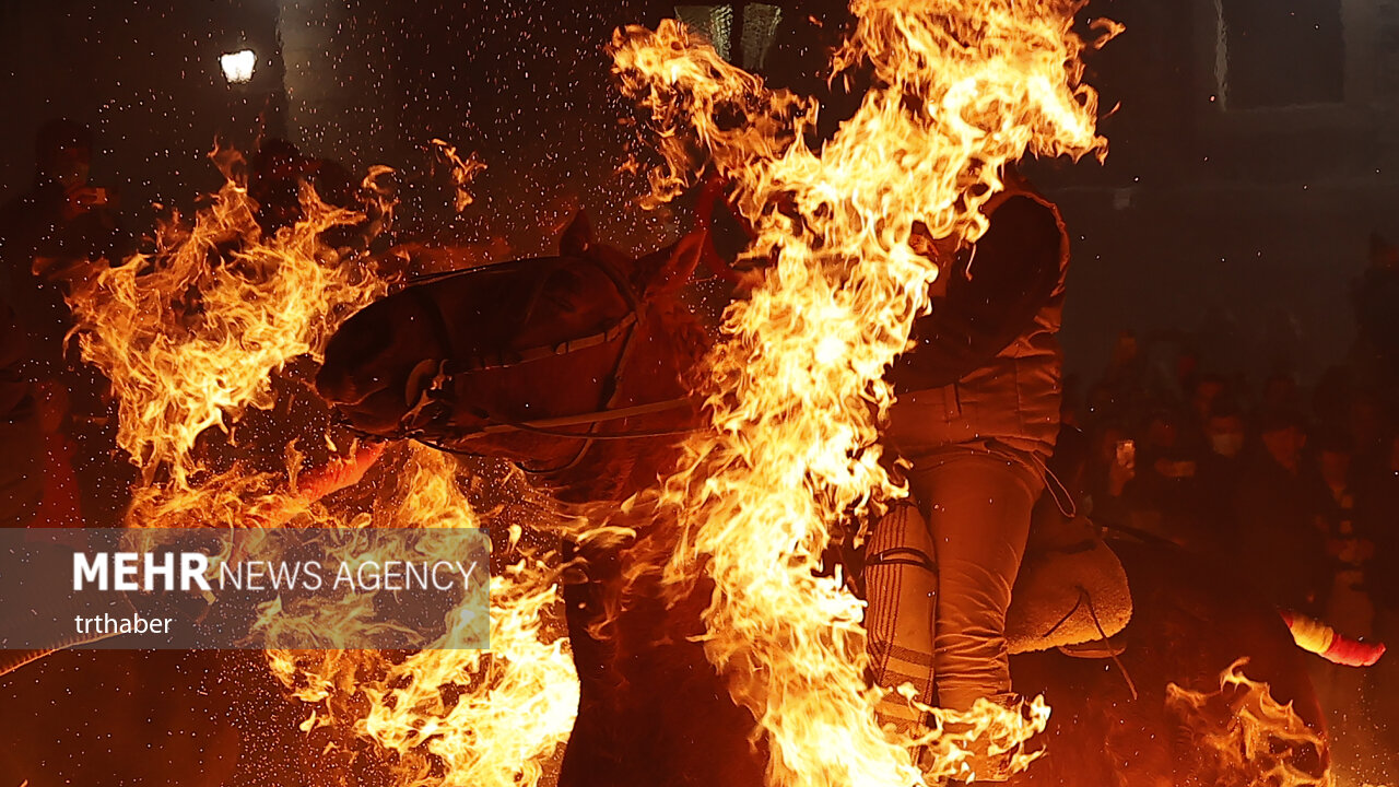 عکس/ عبور با اسب از میان آتش در جشنواره‌ سنتی اسپانیا