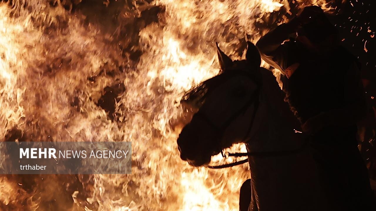 عکس/ عبور با اسب از میان آتش در جشنواره‌ سنتی اسپانیا