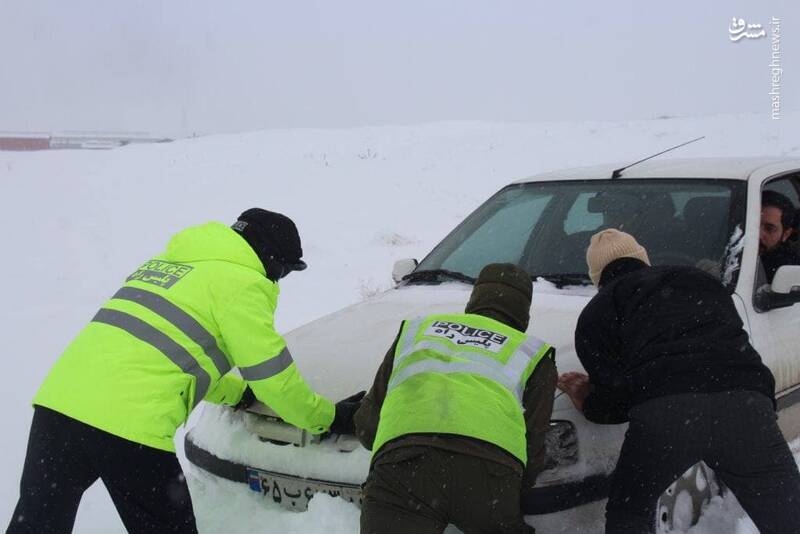 عکس/ امدادرسانی خودروهای گرفتار در برف زنجان