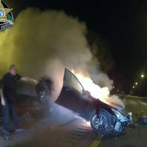 لحظات نفس گیر نجات زن گرفتار در خودروی آتش گرفته