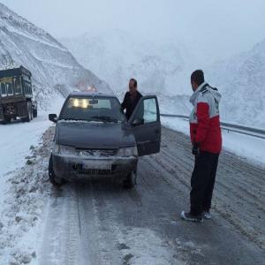 نجات ۴۰ خودروی گرفتار در برف جاده اشنویه-ارومیه 