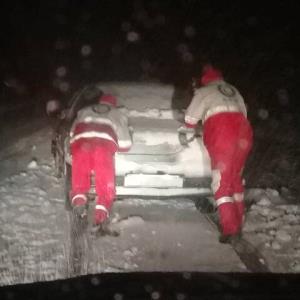 امدادرسانی به سرنشینان ۶۰ خودروی گرفتار در برف مازندران
