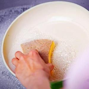  قابلمه و ماهیتابه سرامیکی را چطور بشوییم؟