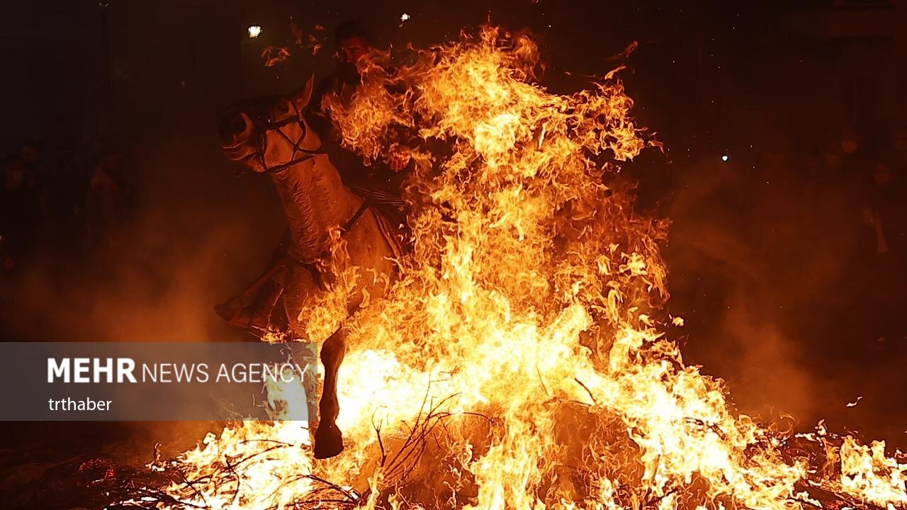 عکس/ عبور با اسب از میان آتش در جشنواره‌ سنتی اسپانیا