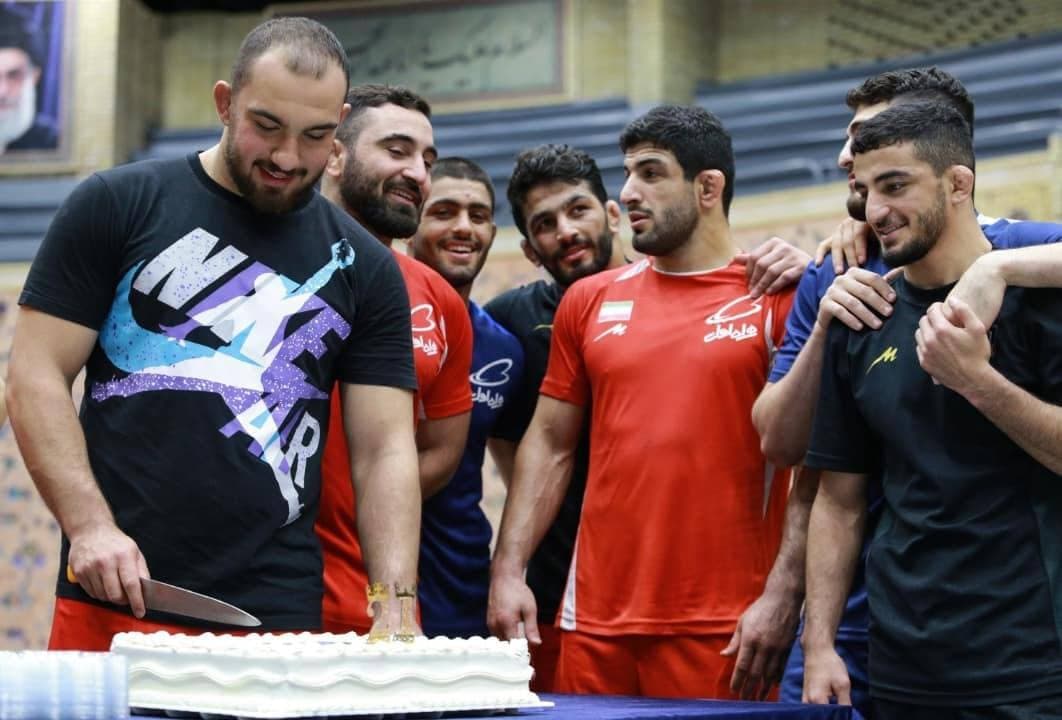 جشن تولد «امیرحسین زارع» در اردوی تیم ملی کشتی
