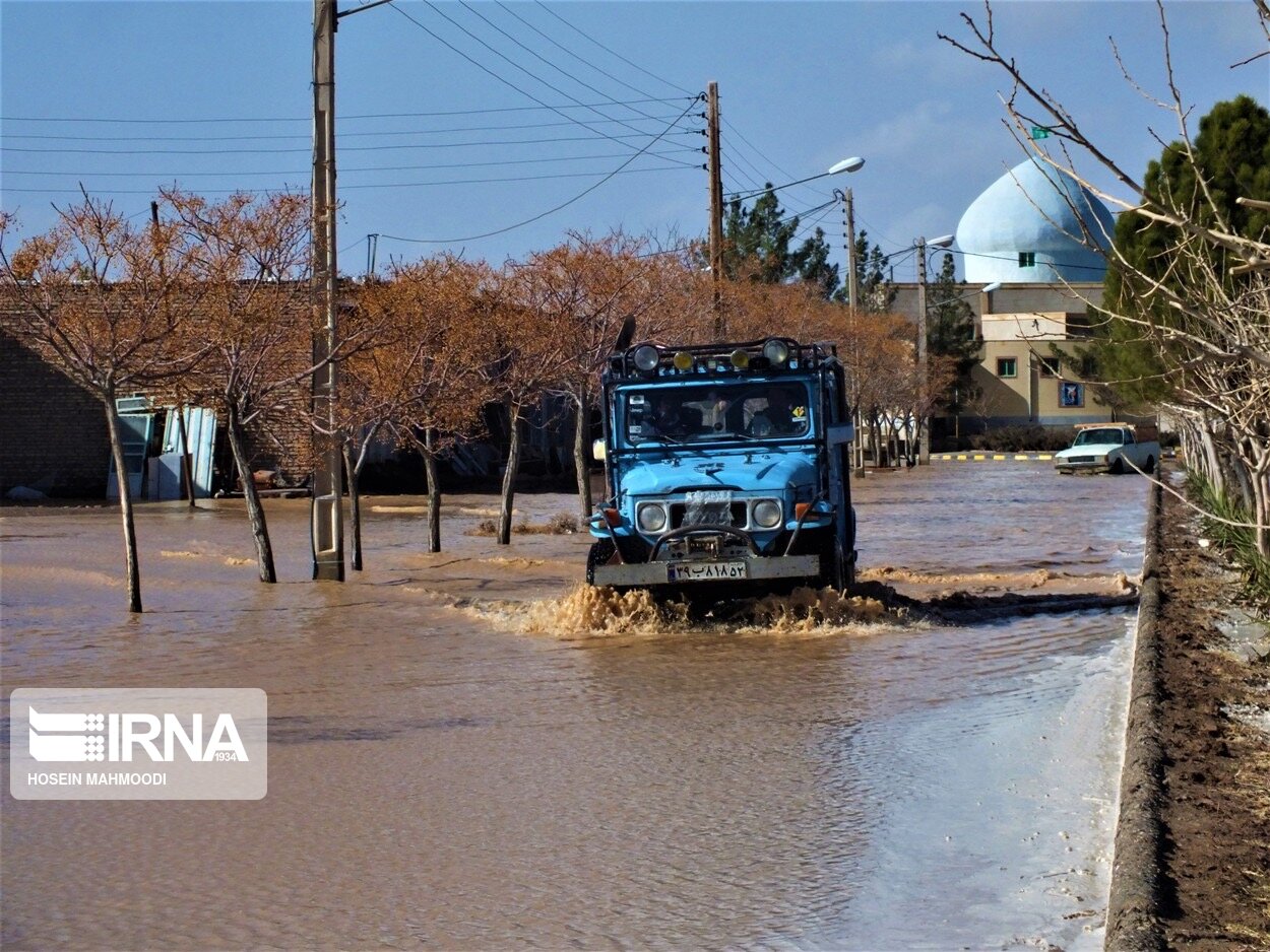 عکس/ آب گرفتگی شدید در مرکز شهر سه قلعه خراسان جنوبی