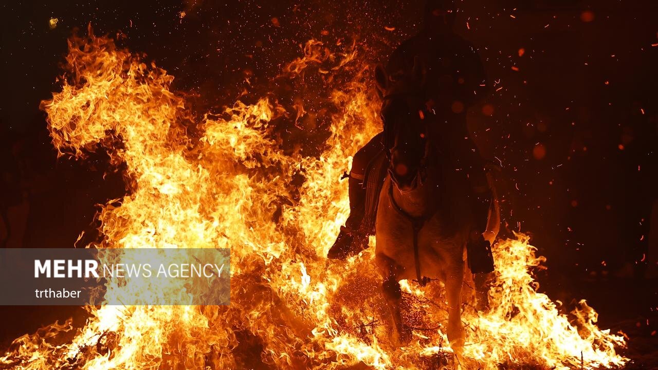 عکس/ عبور با اسب از میان آتش در جشنواره‌ سنتی اسپانیا