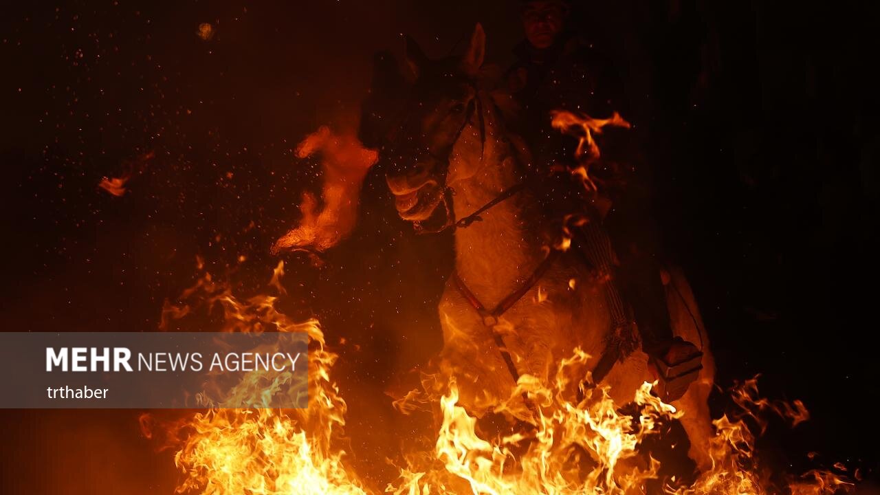عکس/ عبور با اسب از میان آتش در جشنواره‌ سنتی اسپانیا