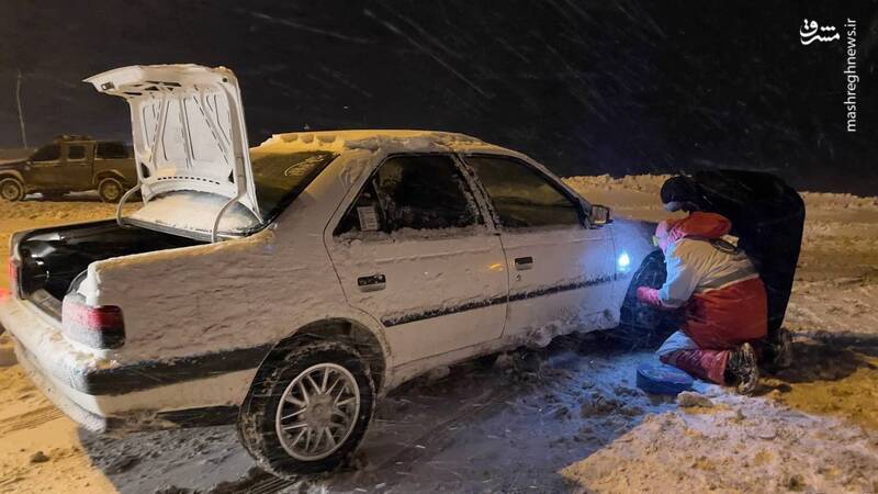 عکس/ امدادرسانی به در راه ماندگان برف و کولاک در ارومیه