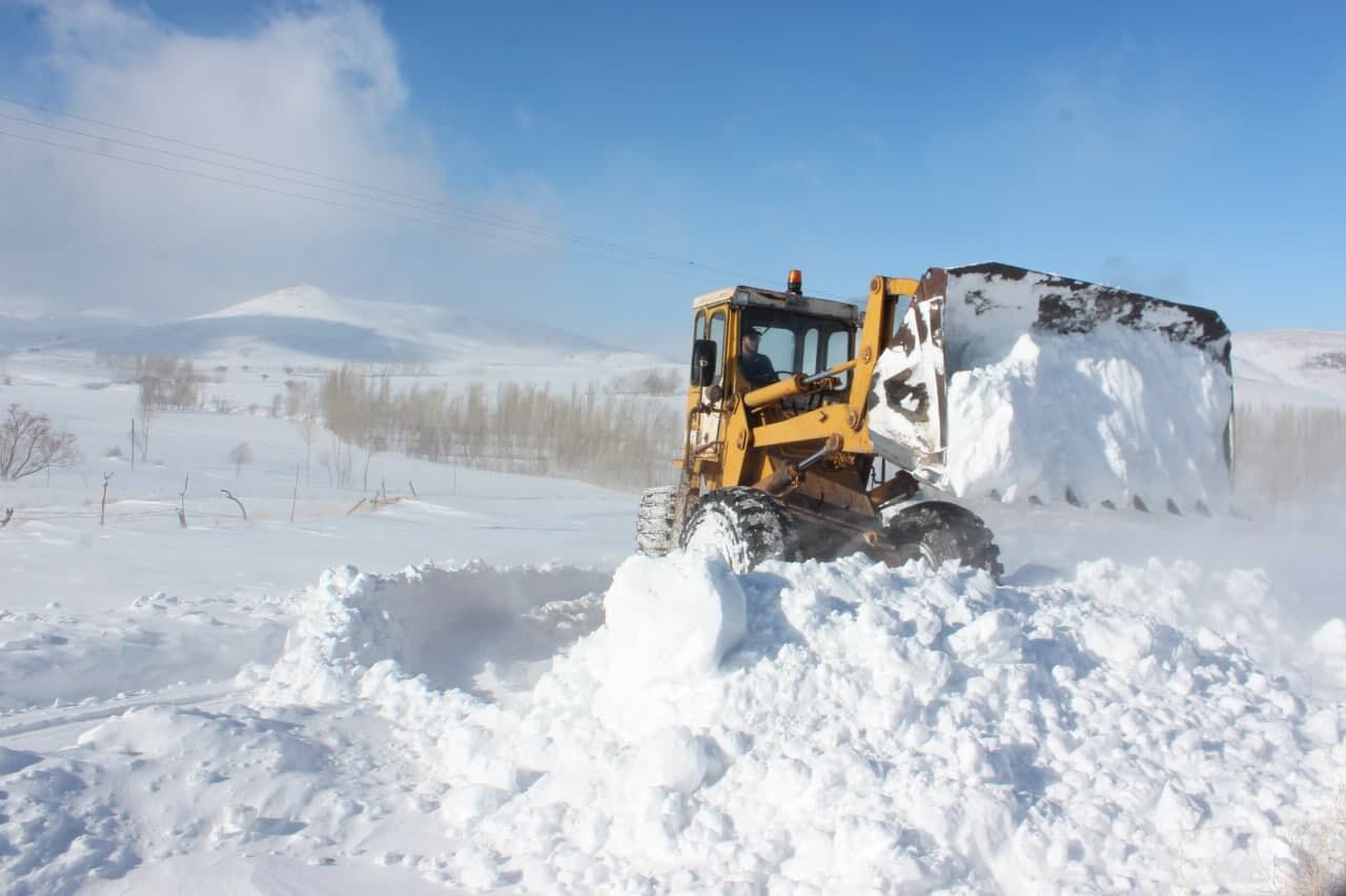 برف سنگین راه همه روستاهای خلخال را بست