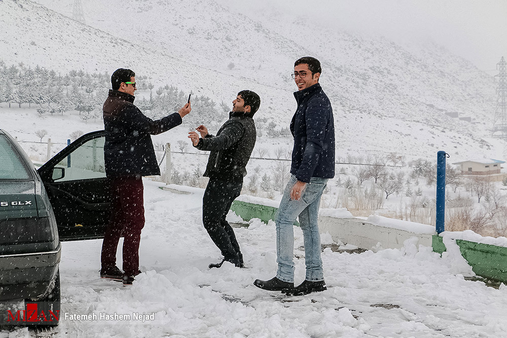 رقص و شادی مردم زنجان در پی بارش برف