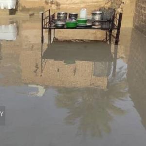 جاری شدن سیلاب در روستای هرمود لارستان؛ آب گرفتگی منازل