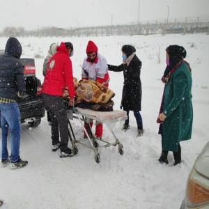 نجات مادر باردار گرفتار در برف توسط اورژانس همدان