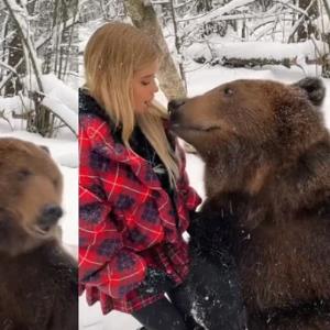 دوستی عجیب دختر جوان با یک خرس!