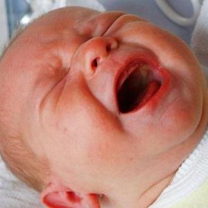 کارزار آگاهی‌بخشی در مورد سندروم «نوزاد لرزان»؛ عواقب تکان دادن نوزاد چیست؟