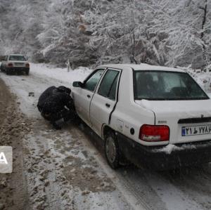 برف راه ارتباطی بیش از ۱۳۰ روستای غرب مازندران را بست