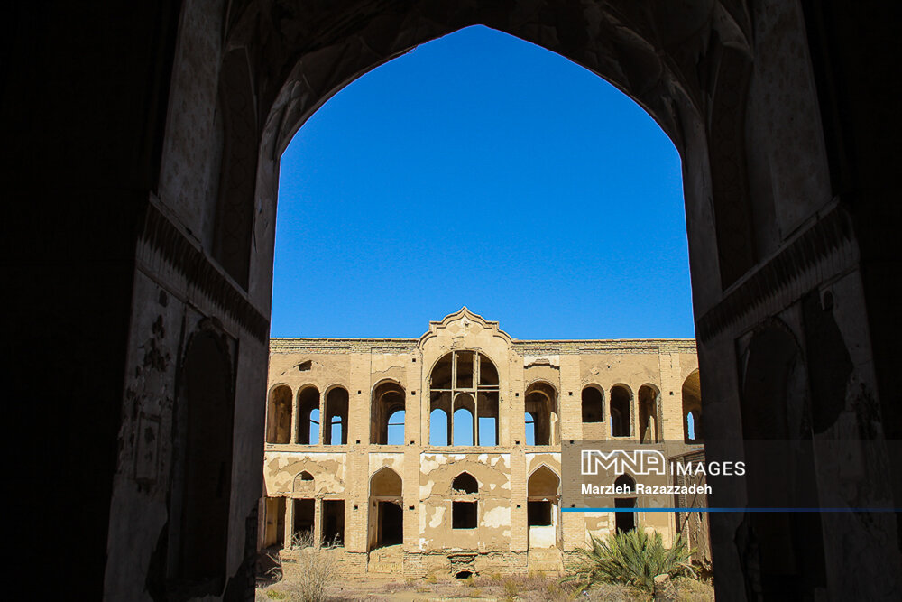 عکس/ کاخ امیرآباد؛ بنایی تاریخی در میان کویر