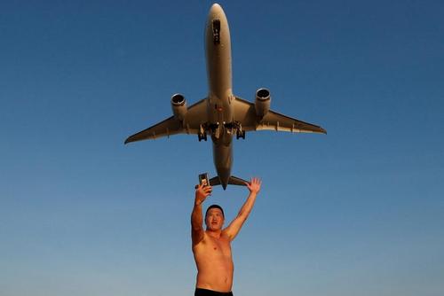 سلفی گرفتن یک گردشگر با هواپیمای مسافربری در حال فرود
