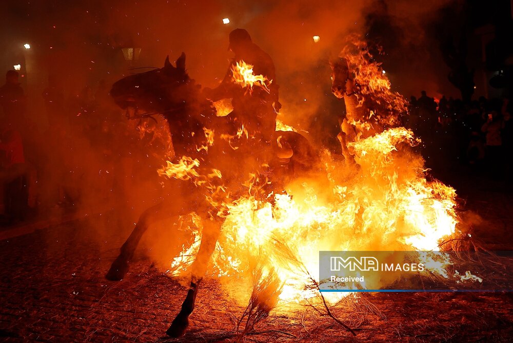 سوار بر آتش برای پاکسازی در جشنواره «لاس لومیناریاس» اسپانیا