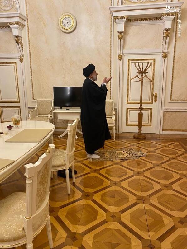 عکس/ نماز خواندن رئیسی در کاخ کرملین