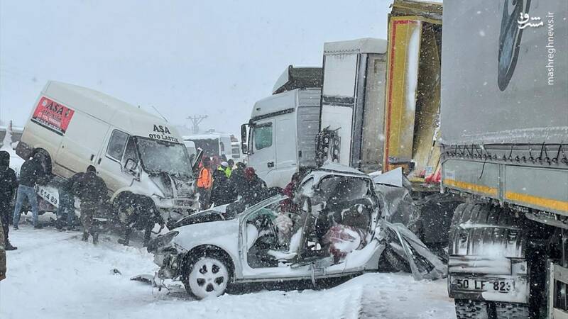 عکس/ تصادف زنجیره‌ای مرگبار در جاده برفی