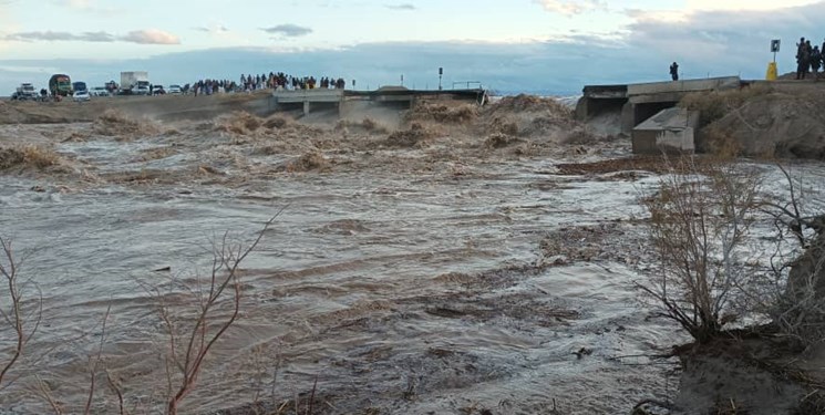 ادامه امداد رسانی هوایی هلال احمر به مردم کرمان؛ راه‌های روستایی همچنان بسته است
