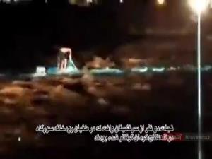 فیلمی از نجات جان دو سرنشین وانت در شهر قلعه‌گنج کرمان