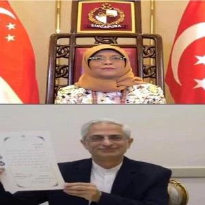 سفیر ایران در سنگاپور استوارنامه خود را به خانم حلیمه یعقوب تقدیم کرد