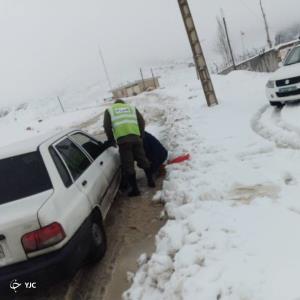 امدادرسانی پلیس چهارمحال و بختیاری به ۲۵۰ خودرو گرفتار در برف