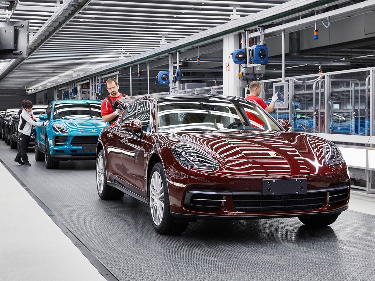 تصاویری از کارخانه‌ای که روزانه 600 پورشه باکیفیت تحویل می‌دهد!