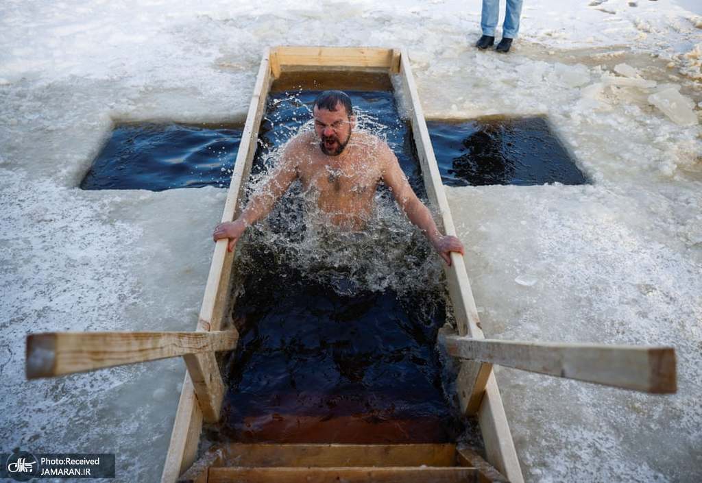 شنا در آب های یخی به مناسبت عید مسیحیان ارتدکس در مسکو