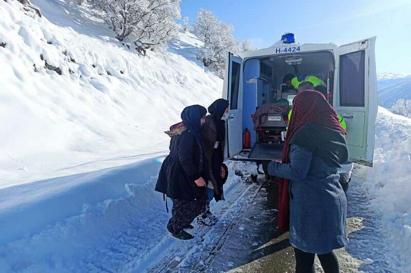 8 مادر باردار سروآبادی از برف و کولاک نجات یافتند