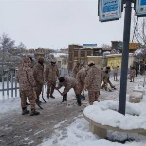 تلاش نیروهای سپاه و بسیج برای پاکسازی معابر شهر سنندج