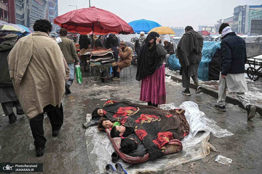 درخواست کمک زن افغان از رهگذران در یک روز سرد برفی 