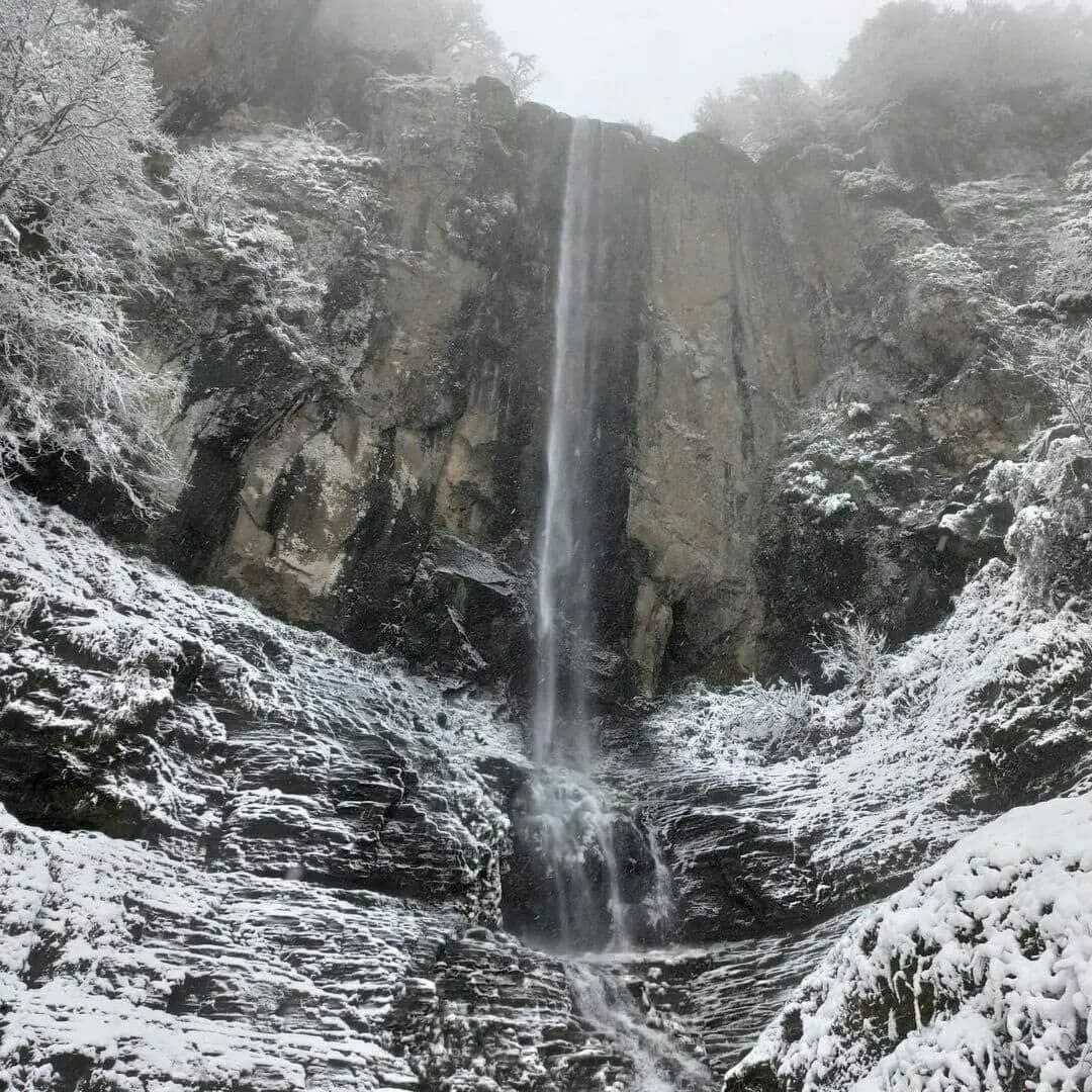 آبشار خیال انگیز لاتون در یک روز برفی