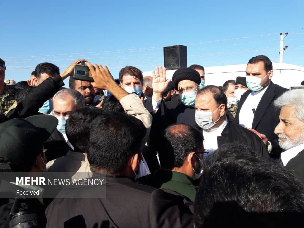 عکس/ رئیس جمهور در مناطق سیل‌زده جنوب استان کرمان