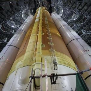 موشک مأموریت ماه آرتمیس ۱ برای تمرین بارگذاری سوخت آماده می‌شود