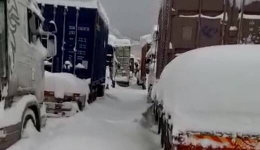 جریان برفگیر شدن کامیون‌ها در گمرک؛ اختلال در تجارت