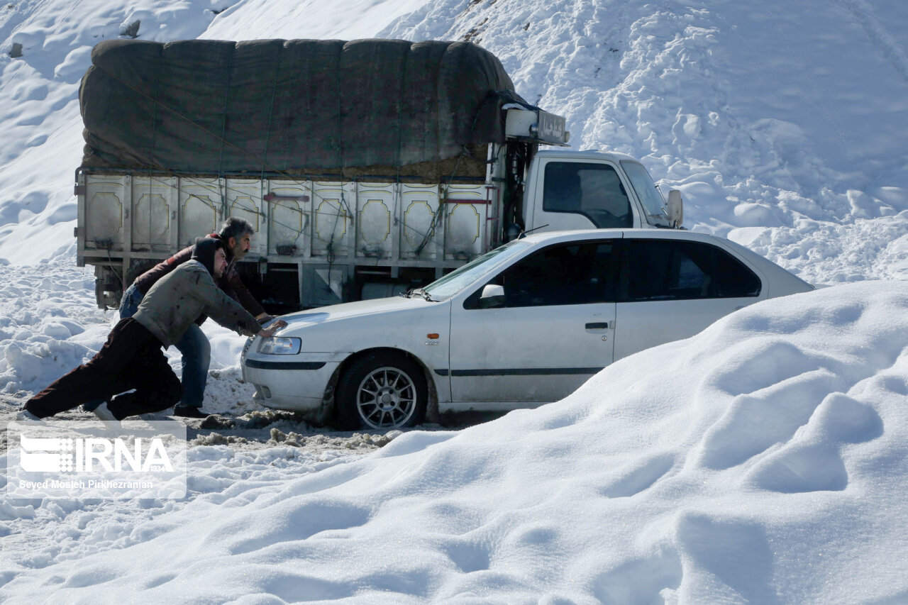 عکس/ قفل شدن خودروها در بارش برف و یخبندانِ سنندج