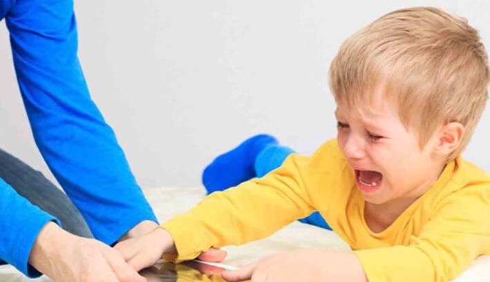 چگونه وابستگی کودک به گوشی را کم کنیم؟