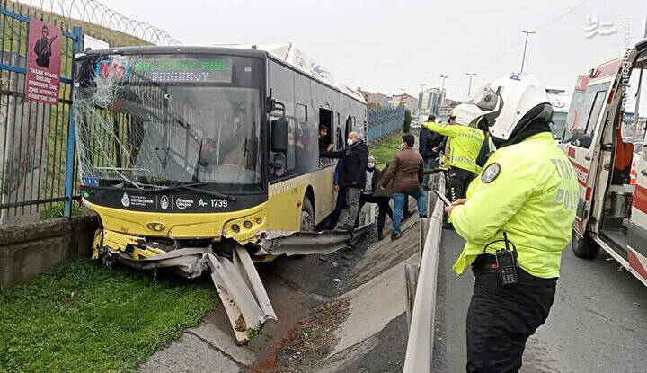 فرار مسافران اتوبوس سانحه دیده‌ از پنجره