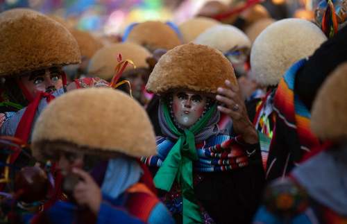 رقصندگان در جشنواره آیینی «پاراچیکوس» در مکزیک