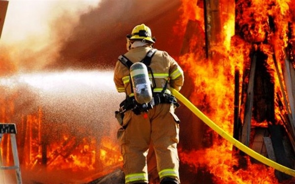 مصدومیت 2 کارگر در آتش‌سوزی