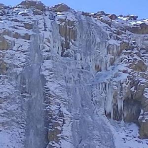 یخ زدن آبشار پیرغار در دومین روز از بهمن ماه