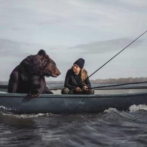 علاقه خرس قهوه‌ای به تماشای ماهیگیری!