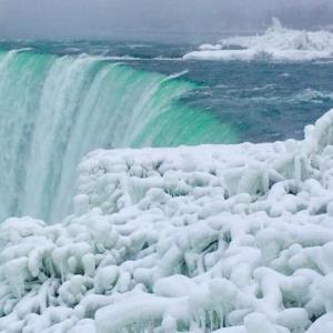 یخ زدن بی سابقه آبشاری در عربستان 