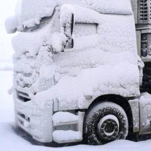 کامیون‌های معترض به نرخ کرایه در برف باشماق گیر کردند
