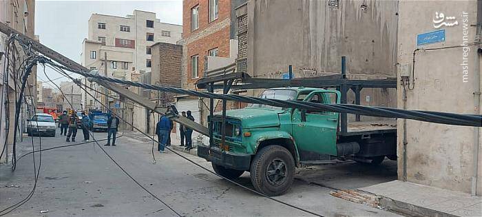 برخورد کامیون با تیر چراغ برق در محله مسکونی